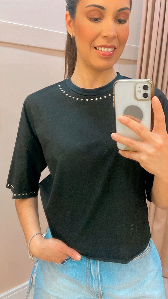 T-SHIRT AMPLA COM APLICAÇÃO