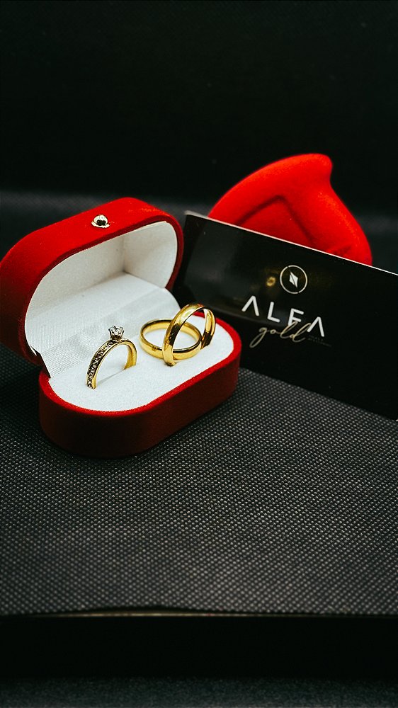 Par de alianças douradas lisas e boleadas (6mm)