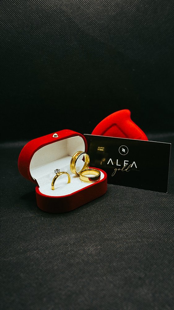 Par de alianças douradas com friso e zircônia (6mm)