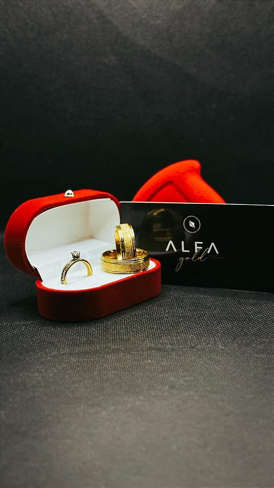 Par de Alianças Douradas com Friso Diamantado Central – 8mm