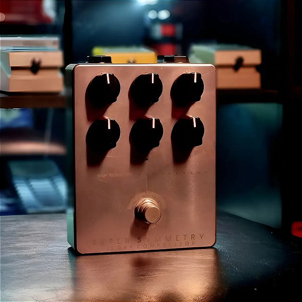 Pedal Para Baixo Darkglass Super Symmetry 115 Gev Compressor