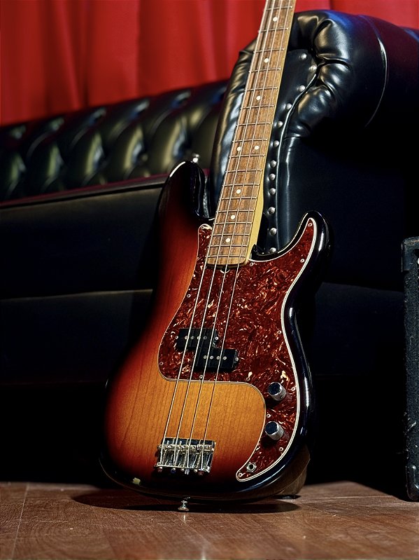 Baixo 4 Cordas Fender American Special Precision Bass 3-Color Sunburst