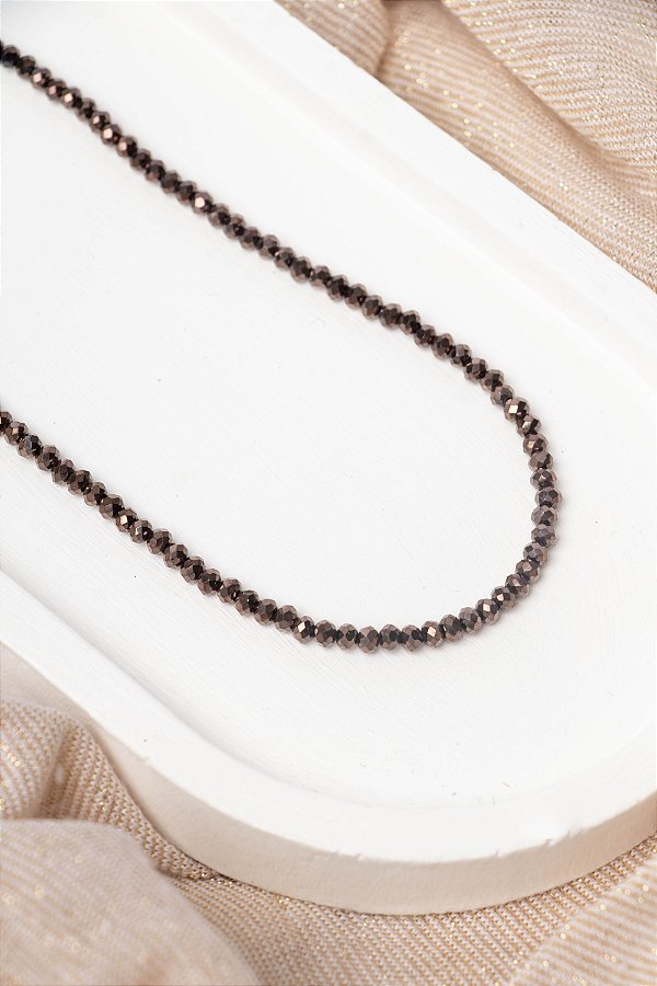 COLAR CURTO DE CRISTAIS MARROM TERROSO