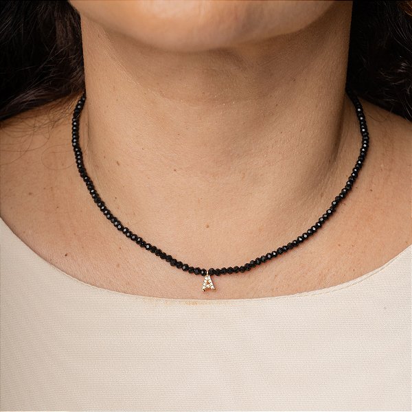 COLAR DE CRISTAL COM LETRINHA DE ZIRCÔNIA - PRETO