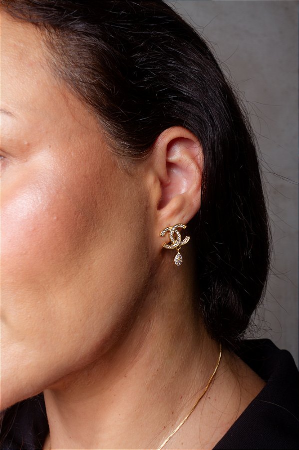 BRINCO INSPIRAÇÃO CHANEL COM GOTA CRAVEJADA