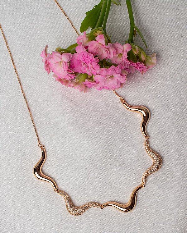 Colar Ondas com Detalhes Cravejados - Dourado