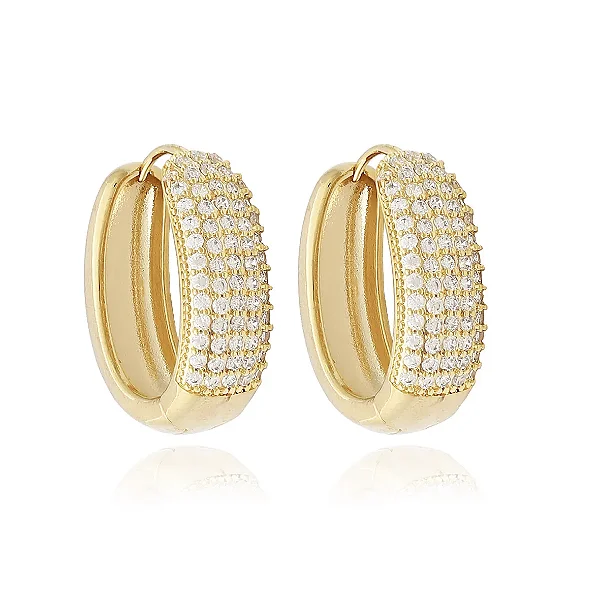 Brinco Argola Média Oval Cravejada Zircônias Folheado a Ouro 18k