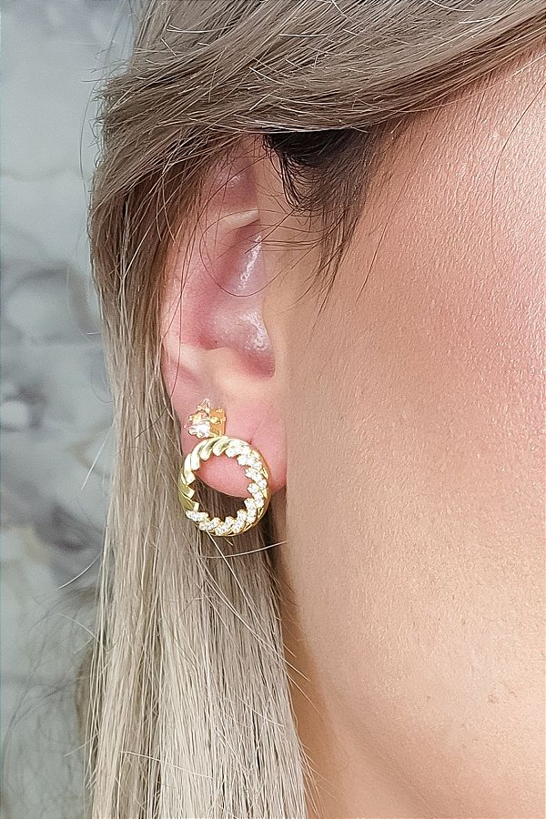 Brinco Aro Torcido Cravejado com Zircônia Banhado em Ouro 18k