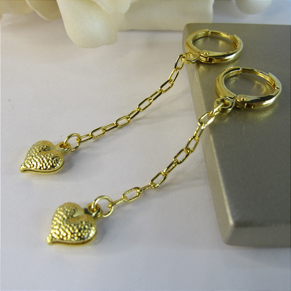 Brinco Argolinha com Corrente e Coração Banhado em Ouro 18k Cor:Dourado