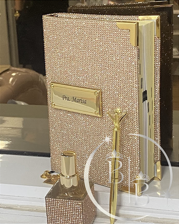 KIT PRESENTE FILHA AMADA BÍBLIA SAGRADA PERSONALIZADA CAPA MANTA EM PEDRARIAS VERSÃO NVT