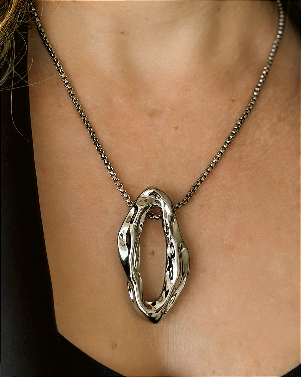 Colar Semi Joia Pingente Oval Martelado