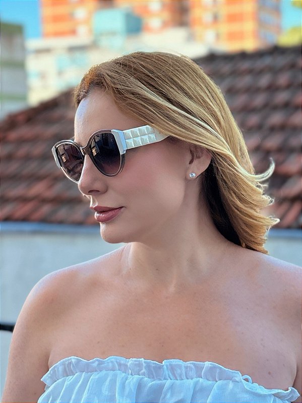 Óculos de Sol com Hastes Brancas em Relevo