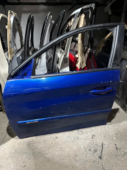 Porta dianteira esquerda Peugeot 208 2023