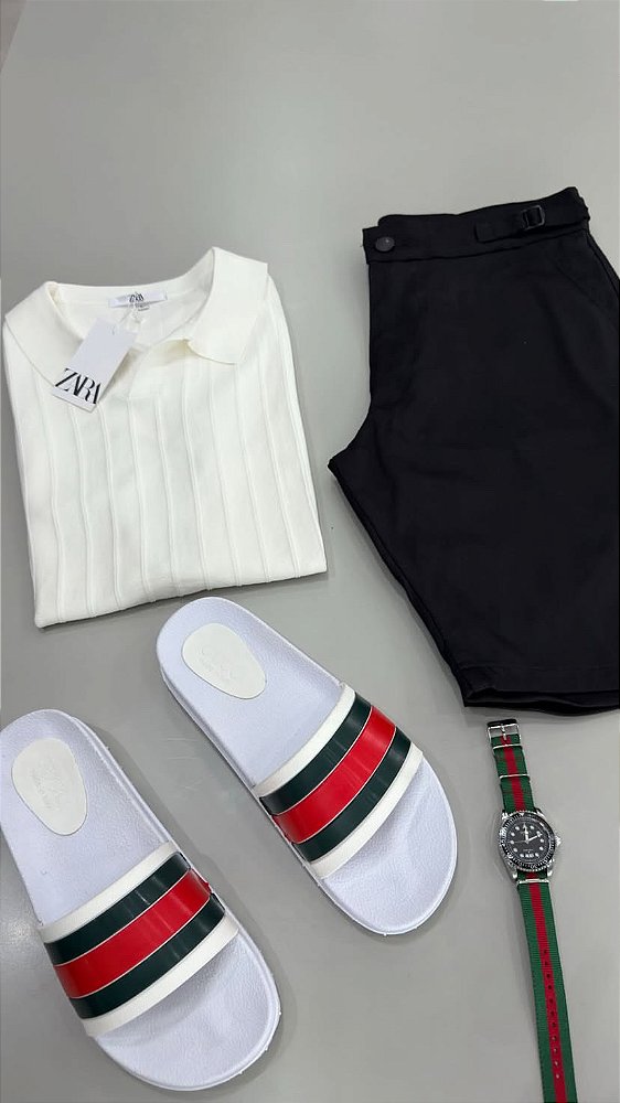 Camiseta Polo Ribbed ZARA (Branca) — Short Alfaiataria Premium (Preto) — Chinelo Slide Premium (Branco com Faixa Clássica)