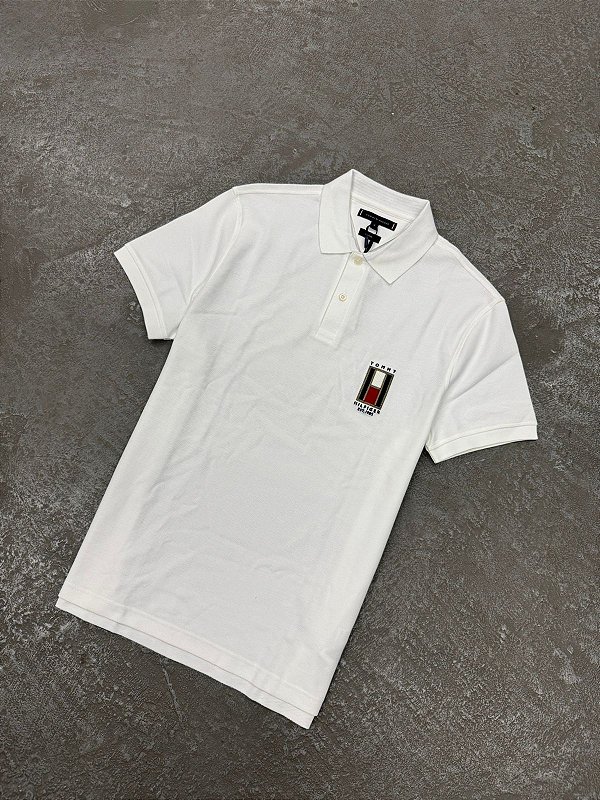 POLO TOMMY HILFIGER CLÁSSICA BANDEIRA EST.1985 BRANCA