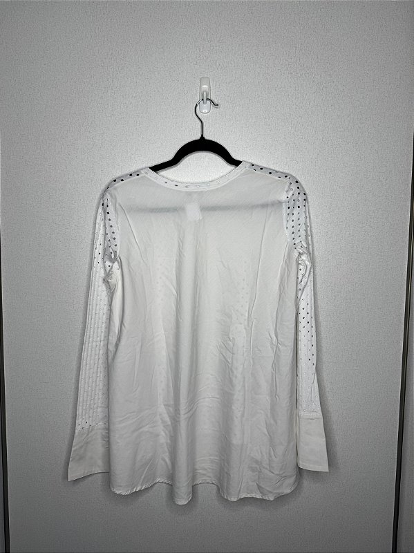 Blusa Branca Furinhos Manga Longa