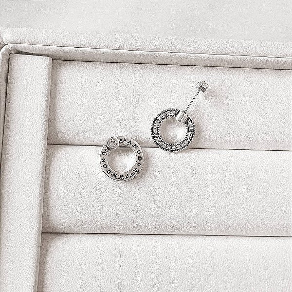 Brinco Zircônia Redonda com Círculo Cravejado e Escrita em Resina 13mm - Prata 925