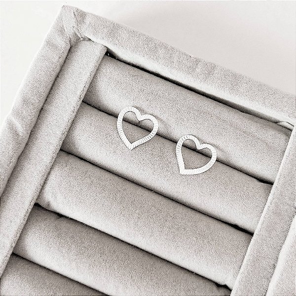 Brinco Coração Vazado Riscado 14mm em Prata 925