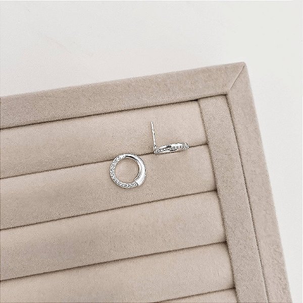 Brinco Círculo Vazado com Detalhe Cravejado 14mm em Prata 925