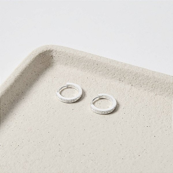 Argola Click Redonda Cravejada 13mm com Detalhe de Corações em Prata 925