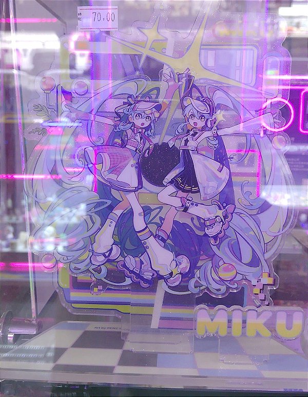 HATSUNE MIKU – DISPLAY ACRÍLICO – “REFLEXO: RETRÔ E FUTURO”