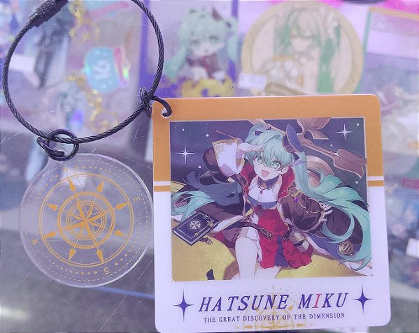 MOEYU - PINGENTE ACRÍLICO COMEMORATIVO MIKU39 - “DESCOBERTA DIMENSIONAL”