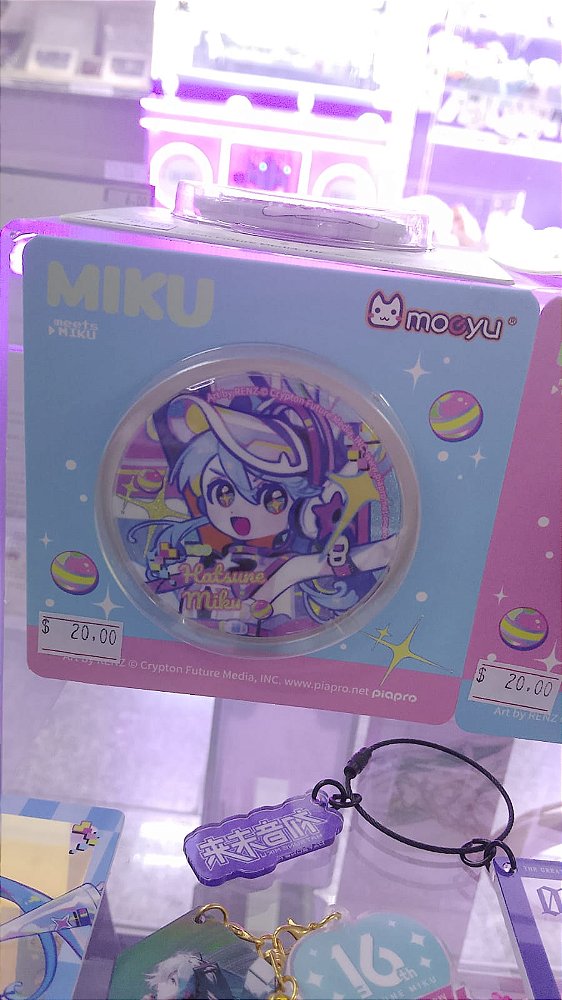 MOEYU - BROCHE COMEMORATIVO -  SÉRIE “REFLEXO: RETRÔ E FUTURO”