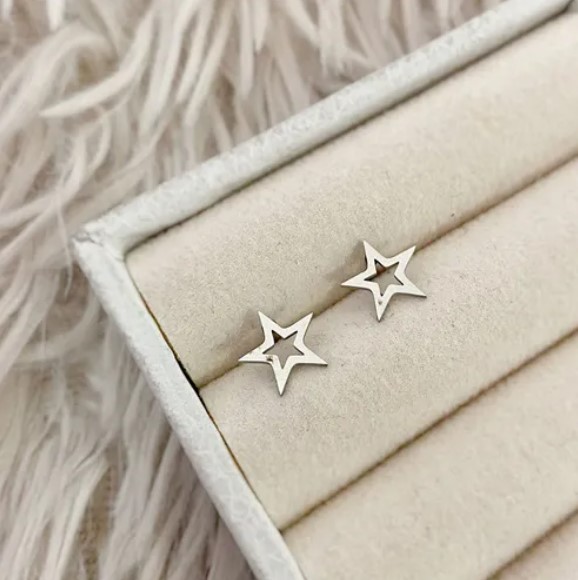 Brinco Hécate Estrela Vazada em Aço Inox