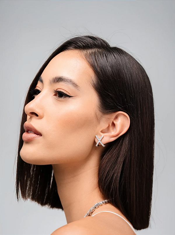 Brinco Ear Hook em "X" Cravejado folheado em ródio branco