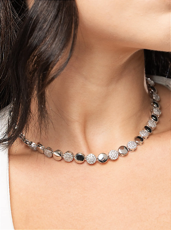 Colar com Pingentes Achatados Redondos Lisos e Cravejados folheado em ródio branco