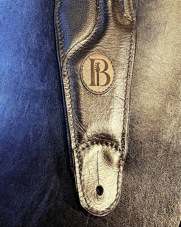 Correia Bassics Preta em couro liso e couro caviar / Couro Premium - Acolchoada