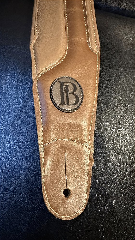 Correia Bassics caramelo em couro lise e couro caviar / Couro Premium