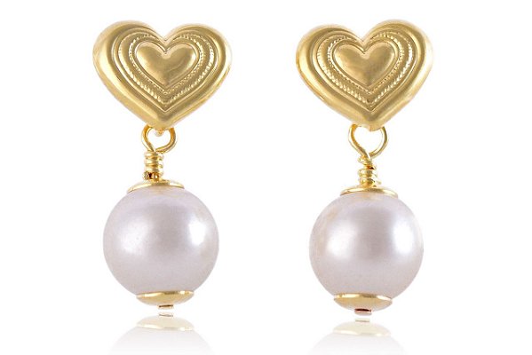 Brinco Médio Com Coração Trabalhado E Pérola Folheado [F027]