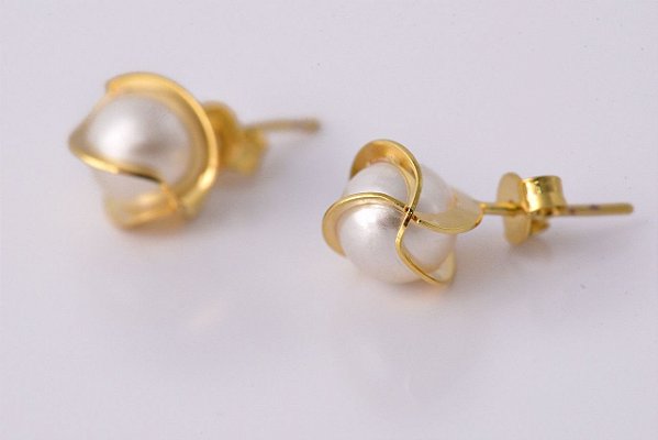 Brinco Pérola Grande Trabalhada Com Dourado Folheado [F027]