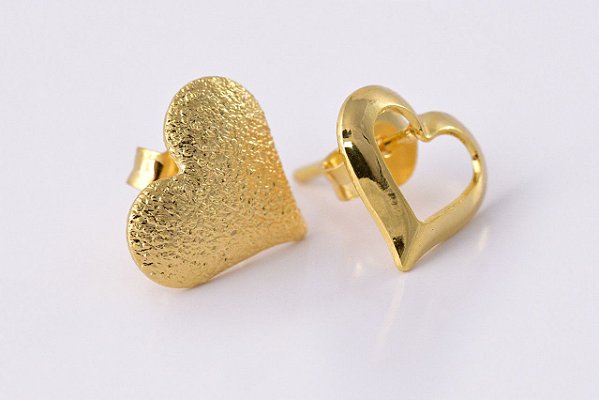 Brinco Pequeno Com Coração Trabalhado Folheado [F027]