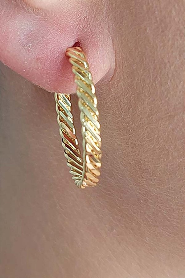 Brinco Argola Média Trabalhada Banhado Em Ouro 18k [F027]