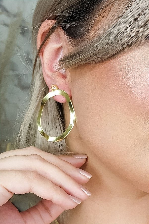Brinco Oval Ondulado Banhado Em Ouro 18k [F027]