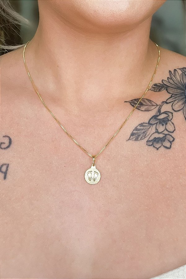 Colar Pingente Reticulado Com Pé Banhado Em Ouro 18k [F027]