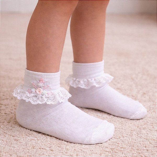 Meia Infantil com Renda, Rococó e Bordado Feito a Mão