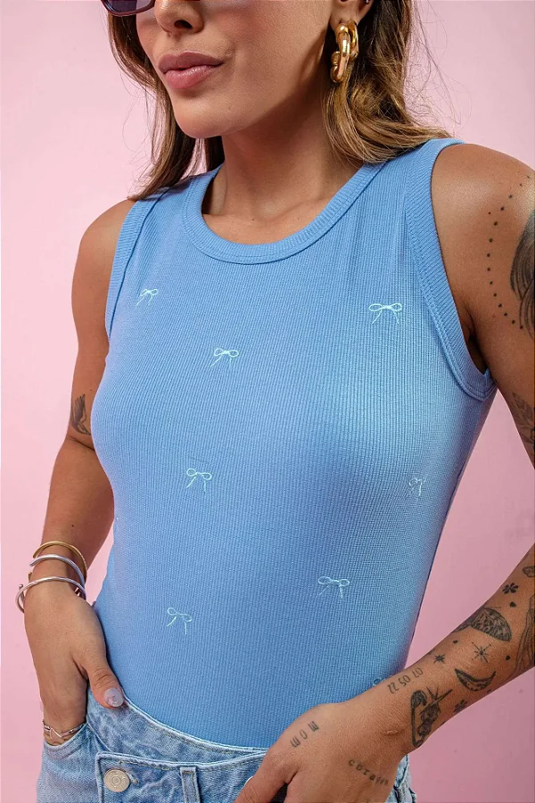 Regata Bordada - Laços - Azul Bebê