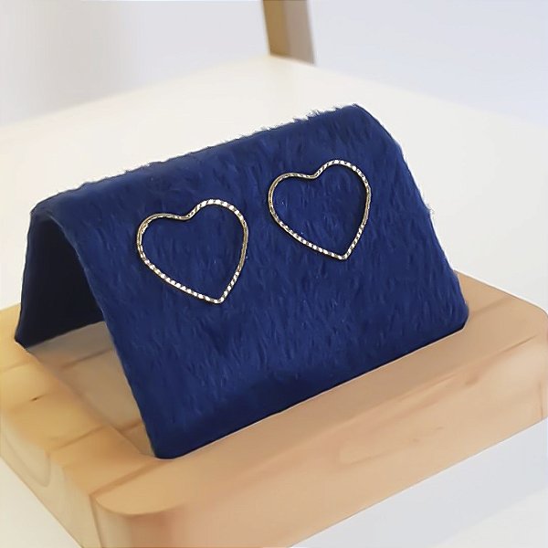 BRINCO CORAÇÃO VAZADO BANHADO OURO 18K