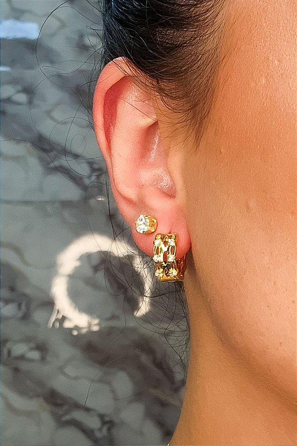 Brinco Argola Trabalhada Vazada com 4 Zircônias Banhado em Ouro 18k