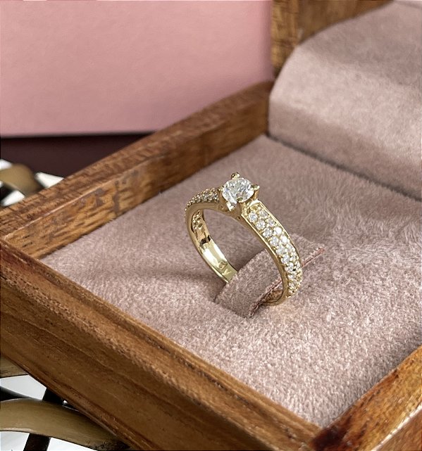 Anel Star Ouro 18k com Pedras Brilhantes