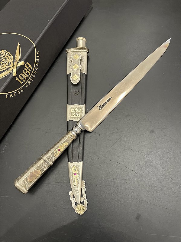 Faca Forjada em Aço Carbono 10 Pol. Cabo em Prata e Ouro Esculpido à Mão
