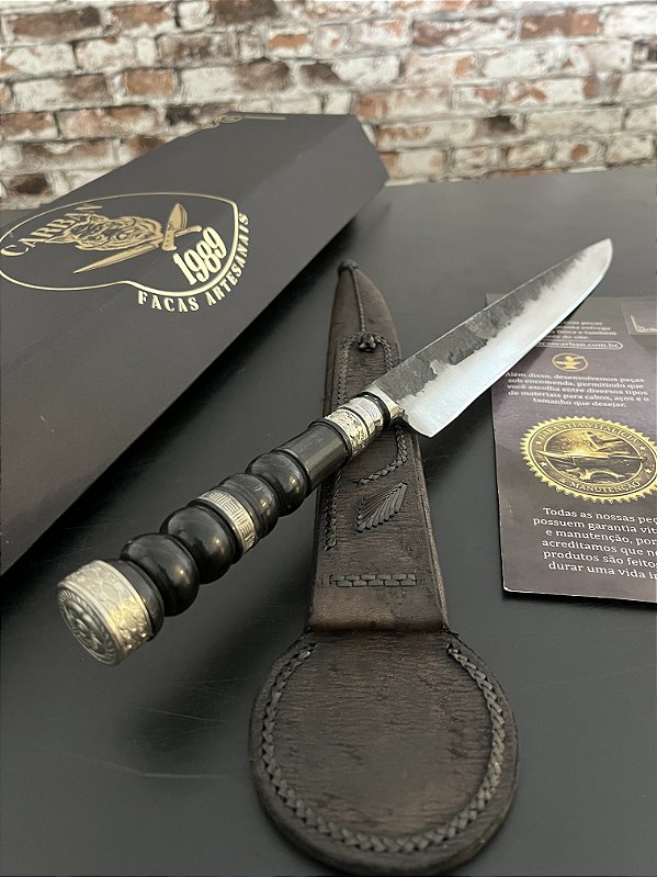 Faca Artesanal Forjada Brutforged 10” Botão Integral em Aço Carbono Cabo em Chifre de Búfalo