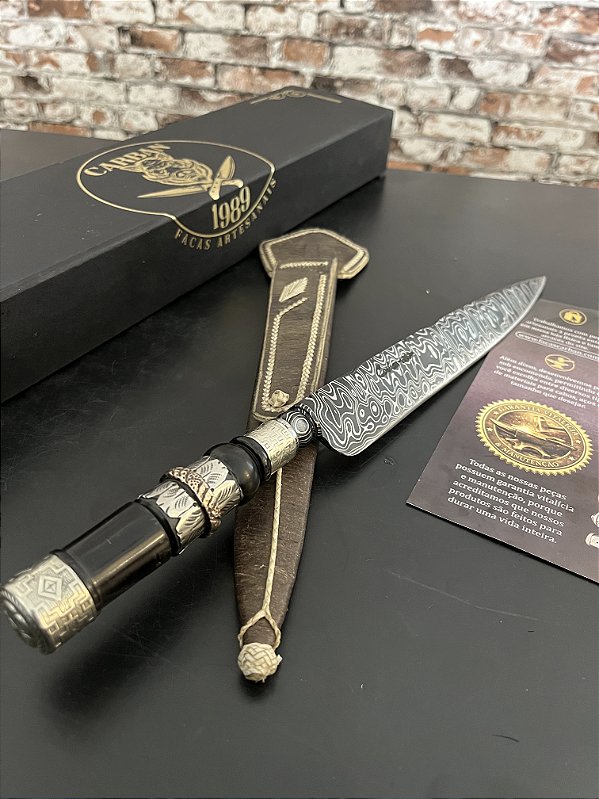 Faca Artesanal Damasco Botão Integral 10” Padrão Leader Cabo em Chifre de Búfalo com Ouro