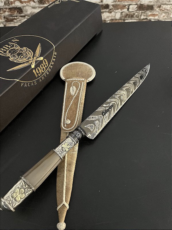 Faca Artesanal Damasco 9,5” Botão Integral Padrão Arrowhead Cabo em Chifre Bovino