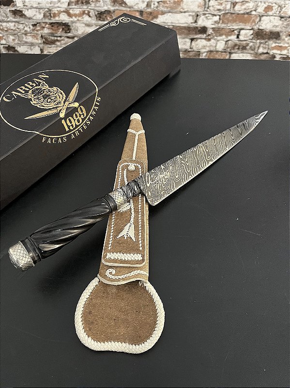 Faca Javalizeira Artesanal Damasco 10” Padrão Twisted Cabo em Chifre de Búfalo