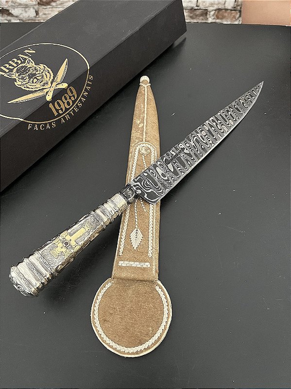 Faca Artesanal Damasco 10” Padrão Leader Cabo em Alpaca Cinzelada Cruz Missioneira