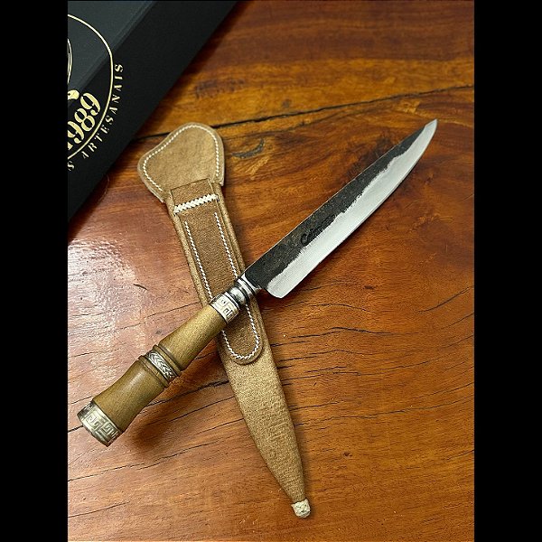 Faca Artesanal Forjada Brutforged 8” em Aço Carbono Cabo em Madeira Torneada com Alpaca